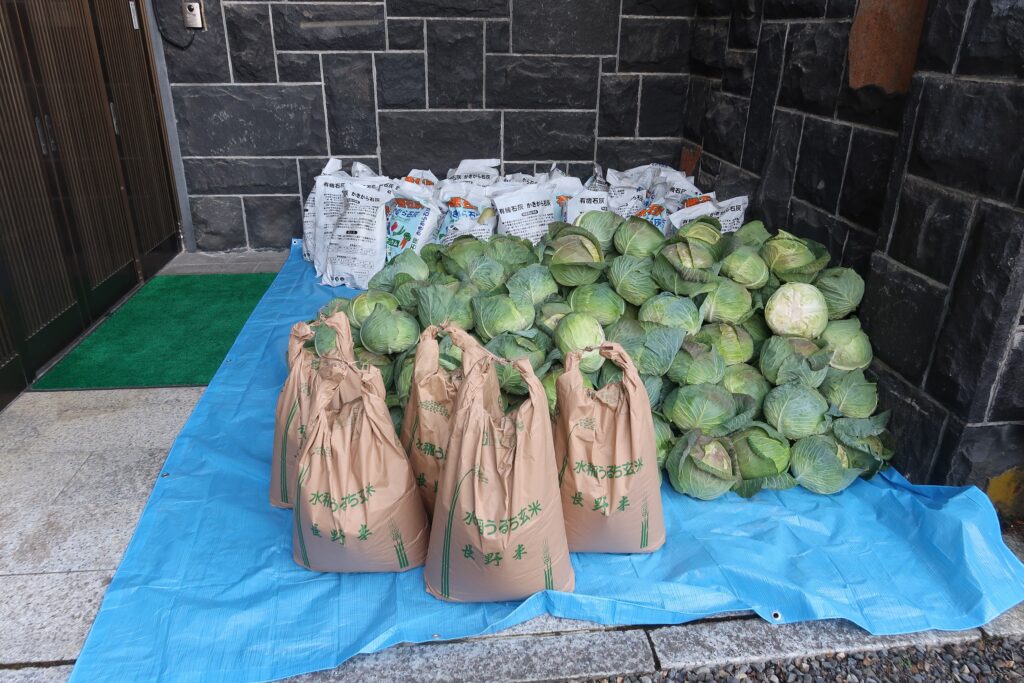 玄向寺に寄付された米や野菜の一部